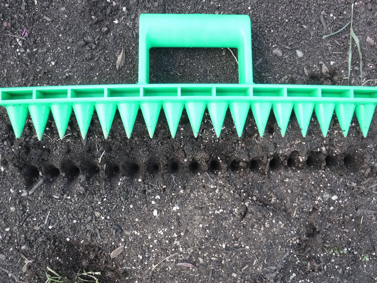 Seed-in Soil Digger and Soil Spacer for Planting Seeds - New